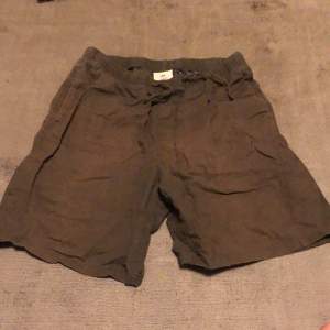 Tjena, jag säljer mina snygga H&M linne shorts men de är inte min stil längre. De är ganska solblekta så de har blivit ganska bruna, men de är egentligen gråa. Storlek S. Nytt pris: 300kr mitt pris: 25kr. Hör av er vid frågor eller funderingar!🔥