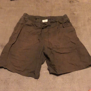 H&M linne shorts - Tjena, jag säljer mina snygga H&M linne shorts men de är inte min stil längre. De är ganska solblekta så de har blivit ganska bruna, men de är egentligen gråa. Storlek S. Nytt pris: 300kr mitt pris: 25kr. Hör av er vid frågor eller funderingar!🔥