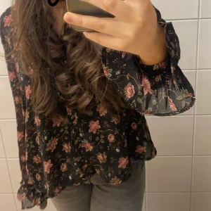 Blommig blus - Jättefina detaljer, uringad och volangärmar. Helt ny och ifrån Soofie schoor