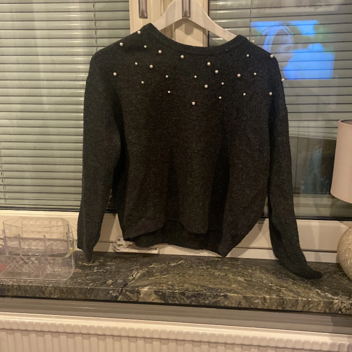 En vanlig svart Tjocktröja - 90