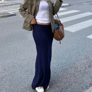 Blå lågmidjad långkjol  - Säljer denna kjol då den är lite för kort på mig (jag är 178)💙