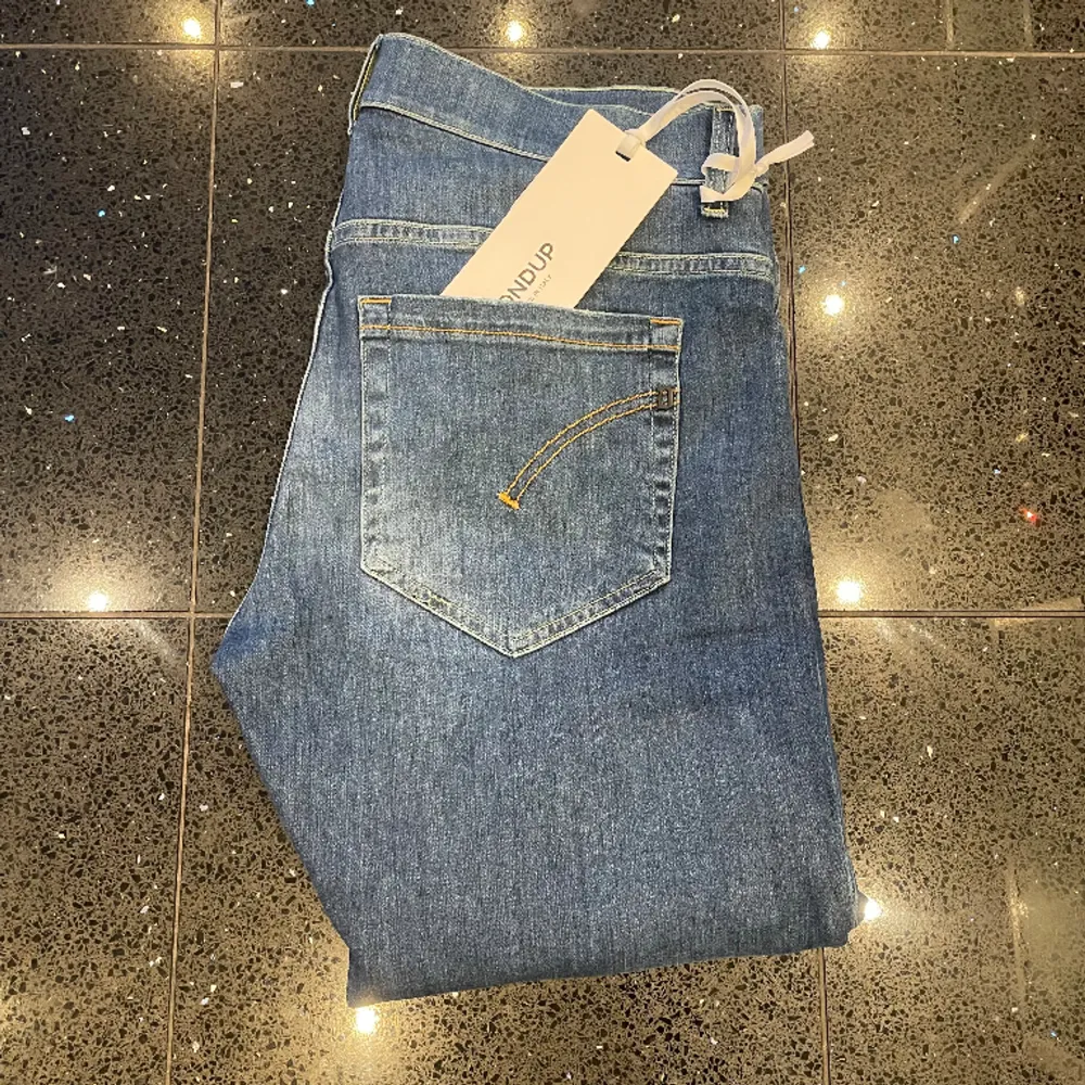 Tja! Säljer nu dessa riktigt feta Dondup George jeansen. Skicket är riktigt bra och det finns inte några defekter! Hör av dig vid fler frågor eller funderingar! 🍾🙏. Jeans & Byxor.