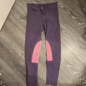 Ridbyxor - Ridbyxor för barn i lila och rosa. Står 12 år. Kan mötas upp i Linköping!