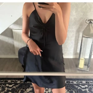 Satin klänning - Säljer denna super fina satin klänningen från BikBok. Aldrig använd. Pris 129kr🌸🩷🌟 (Lånade bilder)☺️ Jag skulle säga att denna klänningen är som en stor Xs och som en medel S
