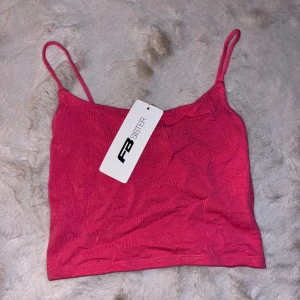 Croppat linne / magtröja  - Ny med prislapp. Stretchigt material passar även xs - s 