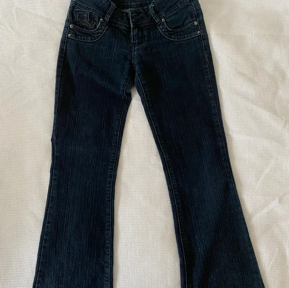 Säljer dessa jeans! De är lite korta på mig som är 170, kan därför ej visa bilder på. Jeans & Byxor.
