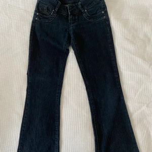 Lågmidjade mörkblå jeans - Säljer dessa jeans! De är lite korta på mig som är 170, kan därför ej visa bilder på