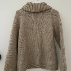 Filippa K stickad Polotröja  - Väldigt skön Polotröja 30% alpacka 25% ull 45% akryl, En tröja som garanterat håller Står storlek L men jag skulle mer säga S-M