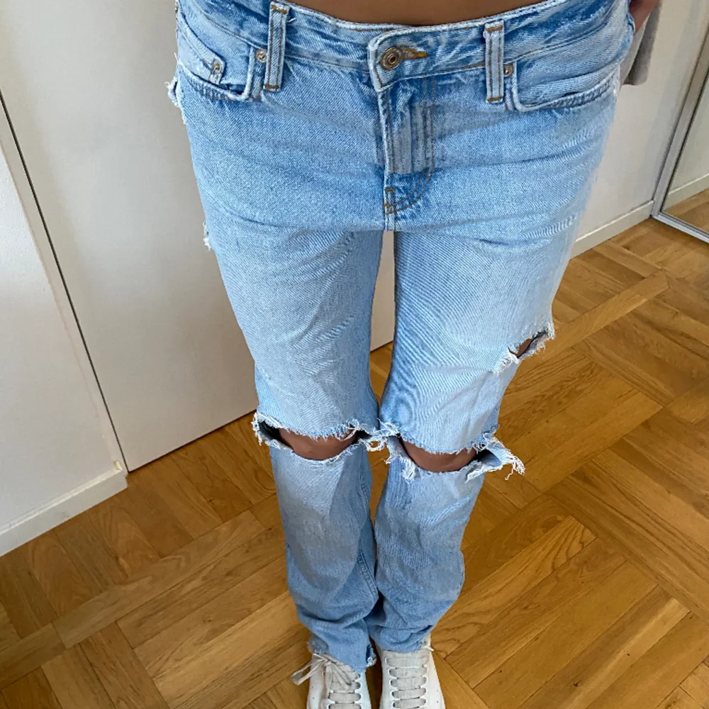 Perfekta sommar jeans från zara. Köptes för ca 2 år sedan men är i väldigt bra skick. Jag är 176 . Jeans & Byxor.