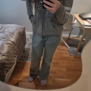 Y2K flare jeans - Skitsnygga jeans från Gina Tricot med knappar på bakfickorna, jag köpte fel storlek så jag säljer dem (100 kr billigare!!). Perfekt skick, inget tecken på användning. Hoppas bilderna är okej. 💘