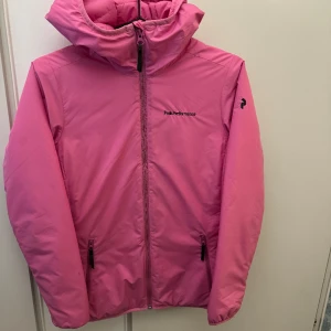 Jacka peak performance  - Dunjacka i polyester från peak performance i stl xs. Nypris 1499kr.