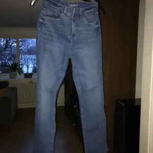 Jeans med hög midja och vida ben från Kappahl, som nya.