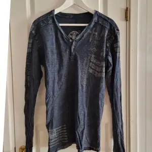*RARE* 2000’s Affliction Buttonup Longsleeve Shirt, stl: (M) i utmärkt skick. Köpt är köpt, finns i Uppsala men kan fraktas vid överenskommelse.