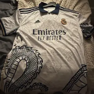 Hej säljer min Real Madrid tröja då den inte kommer till användning. Fick den ur en mystery jersey box.