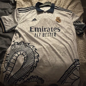 Real Madrid tröja  - Hej säljer min Real Madrid tröja då den inte kommer till användning. Fick den ur en mystery jersey box.