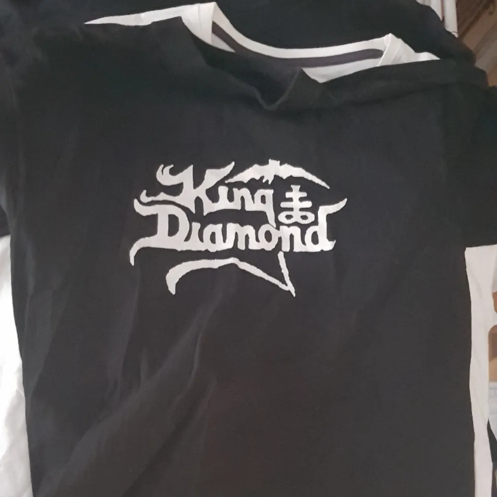 Bandtröja med King Diamond tryck.. T-shirts.