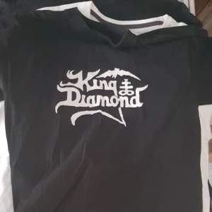 Bandtröja med King Diamond tryck.