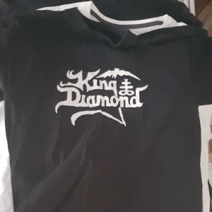 Bandtröja King Diamond  - Bandtröja med King Diamond tryck.