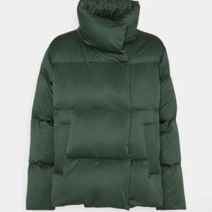 Weekend max mara jacka  - Skit bra skick, jättesnygg och varm. Slutsåld, nypris 3000kr