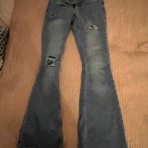 Trendiga jeans med egen gjorda detaljer! Jeans med cool gylf  passar dig som har 32-34 beroende på hur du vill att de ska sitta  Pris kan diskuteras 💕vid snabb affär  