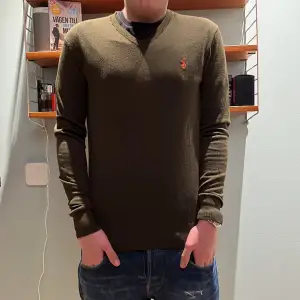 Tjenare, säljer en fet Ralph Lauren V-neck i färgen olivgrön samt storlek medium. Skick 6/10 en liten skada vid högra armen(syns inte vid användning) annars inga stora problem med den. Kom dm för fler bilder/frågor osv!🙌🏻🙌🏻