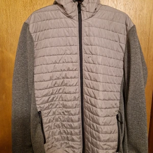 Jack&jones  - Bra skick en pytte liten fläck på bröstet. 