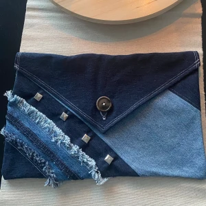 Datorfodral  - Handgjort datorfodral av 100% återvunnet material. Perfekt för dig som gillar praktiskt men ändå vill hålla stilen uppe. Funkar även till iPads. 🩵 mått: längd 35cm, höjd: 21 cm