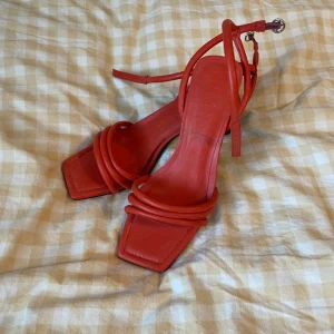 Klackskor  - Dom är typ ”rödoranga” klackskor som är jette fina och jag har aldrig haft på mig dom. Dom är nya. 