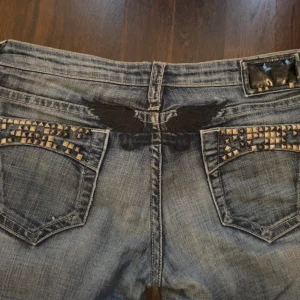 Y2k jeans - Jättesnygga jeans från märket Robin’s Jeans. Midjemått: 38cm tvärs över och Innerbenslängd: 80cm💕 Inga defekter då de knappt är använda. Något utsvängda. Skriv privat för fler bilder eller funderingar. Tryck gärna på köp nu🤍