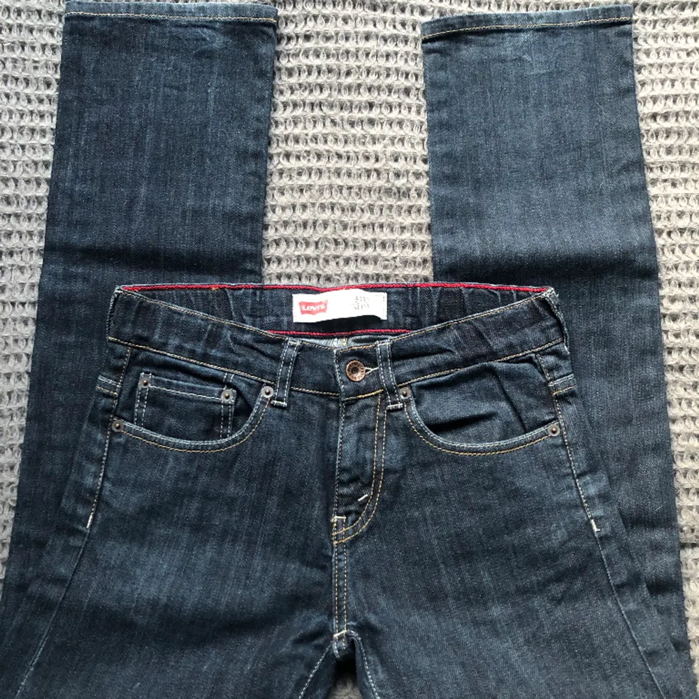 Blåa low waist (alternativt mid waist för S) slim jeans från Levi's i fint skick!! Köpta på sellpy som M men passar bättre på S 💖 Säljer då de ej passar mig. Skriv vid frågor, tryck gärna på 