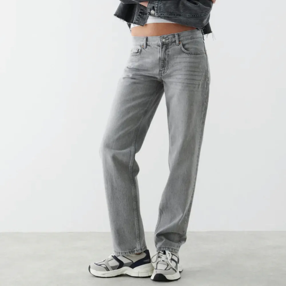 Gråa lowwaist jeans från Gina. Bra skick.. Farkut & Housut.