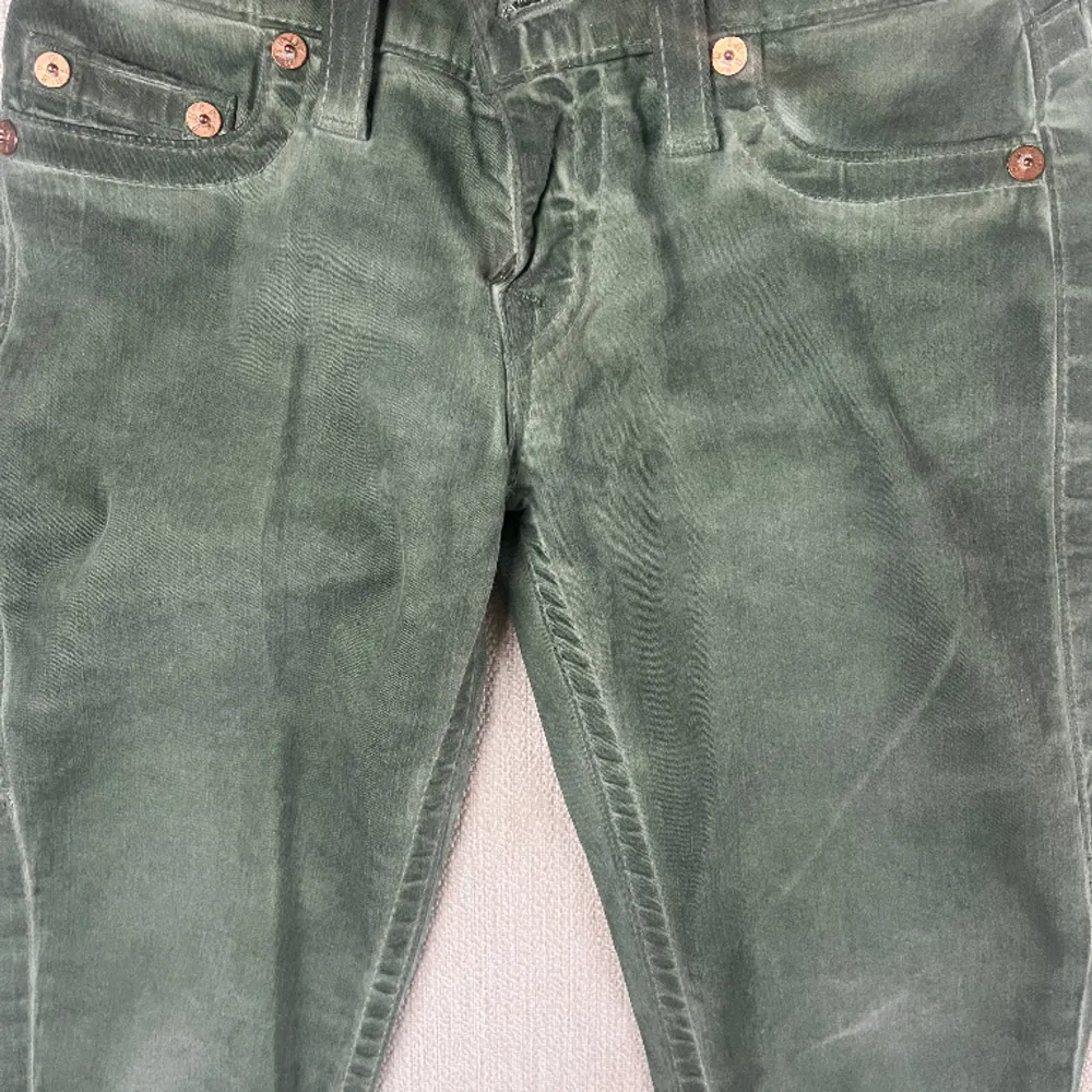Säljer nu dessa gröna jeans från true religion som är för små för mig, jätte snygga med bootcut me en liten annorlunda grön i bootcuten!  Skriv om ni är intresserade så startar jag kanske en budgivning❤️ Kram Tyra❤️. Jeans & Byxor.
