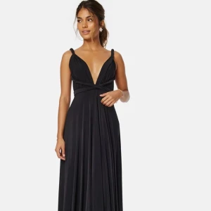 Svart balklänning  - Jättefin svart balklänning som är helt ny köpt! Materialet är väldigt skönt och har stretchig kvalitet. Den är från bubbleroom och de rekommenderar att gå upp en storlek. Klänningen är XS men passar mig bra då jag egentligen har S/M. Ord.pris 1299kr