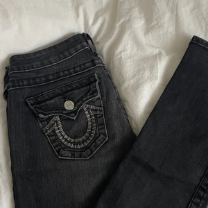 True Religion jeans - Säljer nu mina underbara trueys som inte kommer till användning… midjemåttet är 75 cm och Innerbenslängden är 84 cm💕modellen är lågmidjad och rak/lite bootcut💕några pärlor har lossnat på ena bakfickan💕hör gärna av dig för frågor eller bilder!