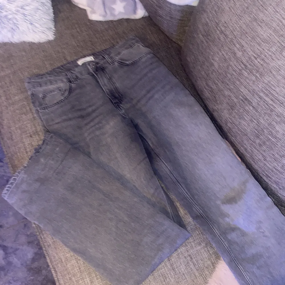 skit snygga Gråa jeans från gina tricot orginal priset 500kr liten defekt på höger ben längst ned storlek 38. Jeans & Byxor.