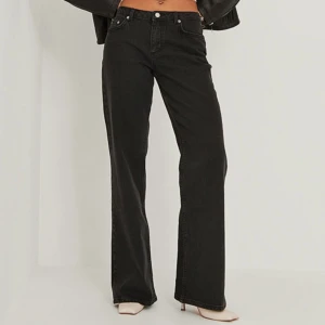 BDG mid waist black jeans - Säljer då dem inte sitter lika fint på mig som de brukade göra 🤍 Köpt för 499 säljer för 349 (första bilden är lånad men andra och tredje är mina egna) - Den är 90 cm lång och går över mina skor för mig som är 162 - Midjan är 34 tvärs över över🤍