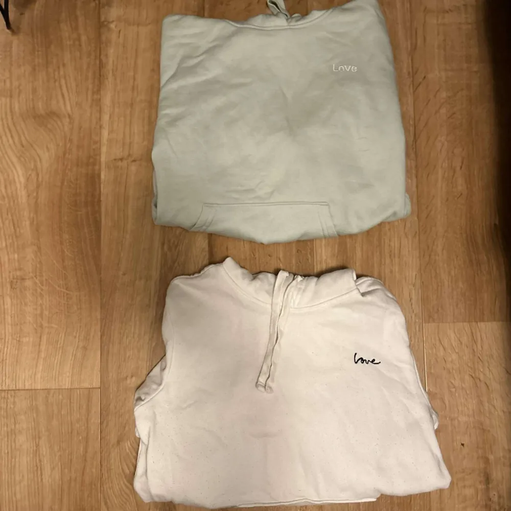 Två stycken hoodies från H&M i storlek S. En vit och en mintgrön. De är i använt skick och säljes tillsammans för 100kr eller st 60kr.. Hoodies.