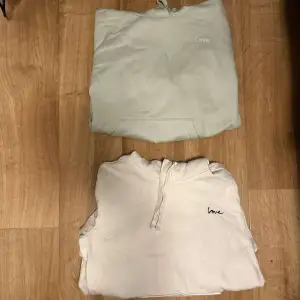 Två stycken hoodies från H&M i storlek S. En vit och en mintgrön. De är i använt skick och säljes tillsammans för 100kr eller st 60kr.
