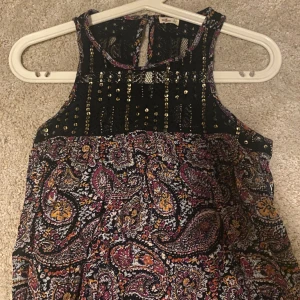 Mönstrat linne - Jättefint mönstrat linne från Hollister i mycket gott skick!