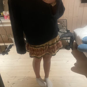 Zara kjol - Super populär slutsåld zara kjol! Så snygg och perfekt till vår/sommar! Köpt för 500kr och är i bra skick, lite sönder där uppe men inget som syns så mkt eller gör att funktionen blir sämre❤️(ni betalar frakt)