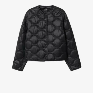 Quiltad jacka, mango - Säljer min älskade jacka från mango som var superpoppis väldigt nyligen. Säljer då den inte kommer till användning längre, den är i bra skick och i strl S❤️