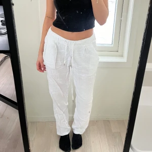 Linnebyxor  - Obs, smutsig spegel, skrynkliga på bilden men fixar innan jag postar!  Snygga linnebyxor som tyvärr inte kommer till användning, köpta utomlands! Jag på bilden är 160 cm