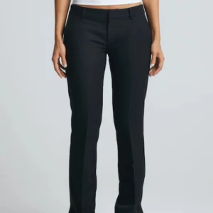 Vera kostymbyxor - Säljer mina kostymbyxor från Bikbok i storlek 36, så de inte kommer till användning. Rätt små i storlek skulle jag säga, jag har normalt 34. Nypris 499