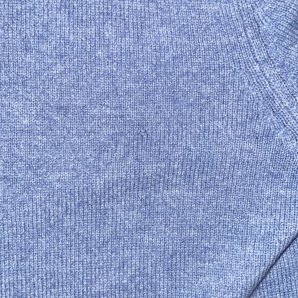 Hej, Säljer min blåa Stickade tröja i skick 6/ 10, det som drar ner betyget är ett hål som finns på bild 3! Nypris 1300kr, mitt pris 400kr. Hör av er vid frågor. Hoodies.
