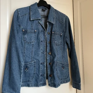 Finaste jeansjackan - Så fin jeansjacka i storlek 36. Kommer tyvärr aldrig till användning. Köpt i Frankrike, så är osäker på märke.
