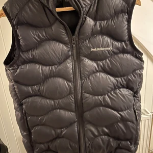 Peak performance väst - 9/10 skick, passar 170/175 storlek s! En liten defekt men inget man märker!