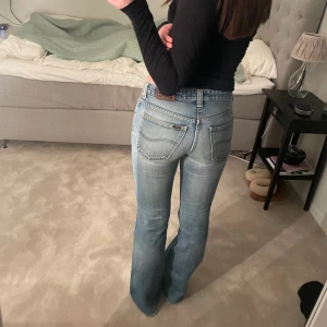 lågmidjade lee jeans - blå lågmidjade bootcut jeans från lee, storleken står ej men skulle uppskatta dem som 36 eller W26 L32 💞 de är perfekt längd på mig som är 170
