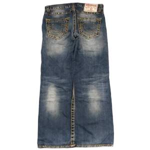 Äkta True religion jeans, bra sick men lite slitna längst nere, skriv för fler bilder☺️ 34x32  Ben öppning 22cm. Pris kan diskuteras vid snabb affär:)