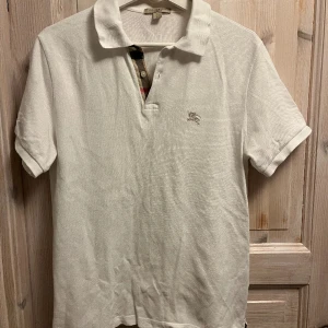 Burberry piké vit - Säljer en jättefräsch vit burberry piqe som inte passar mig längre. Den är självklart äkta. De passar bra om man är 180