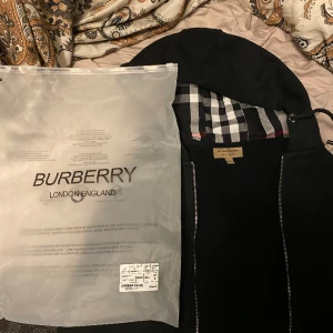Burberry hoodie zip storlek L - Oanvänd, bra kvalitet och prisvärd Pris kan diskuteras i dm